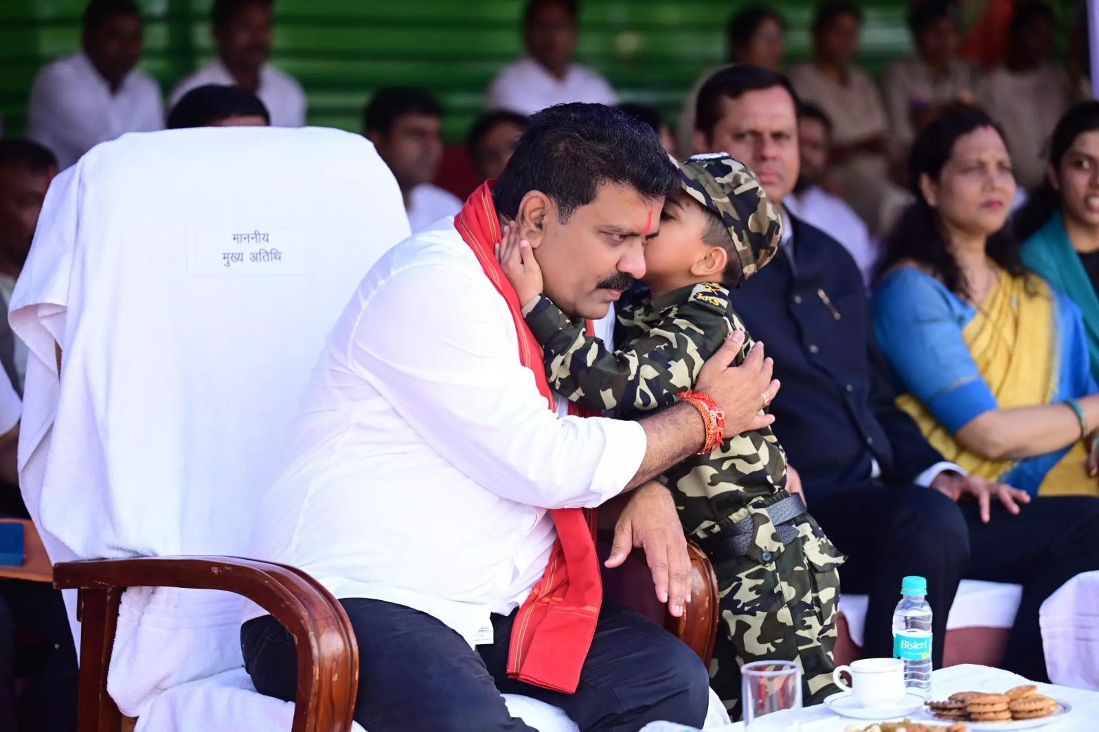 नन्हा IPS जब गृहमंत्री विजय शर्मा के कान में सीक्रेट चर्चा करने लगे