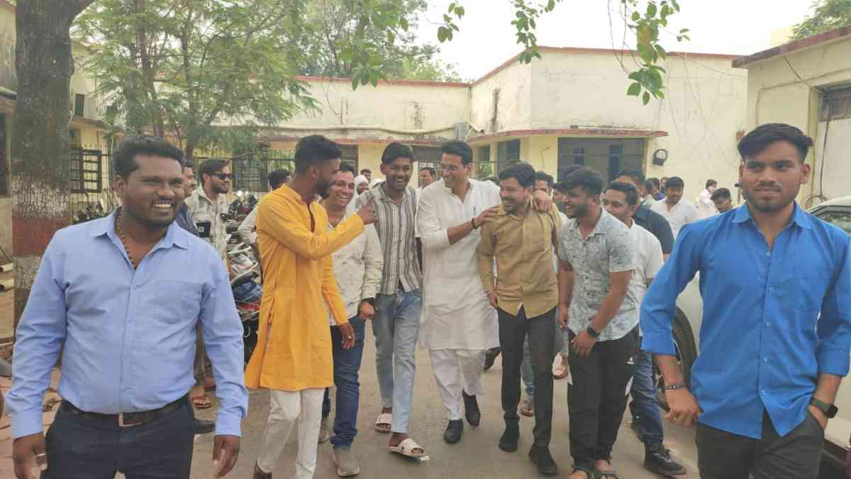 कलेक्ट्रेट आगजनी हिंसा मामले में विधायक देवेंद्र यादव समेत सात अन्य आरोपी कोर्ट में हुए पेश