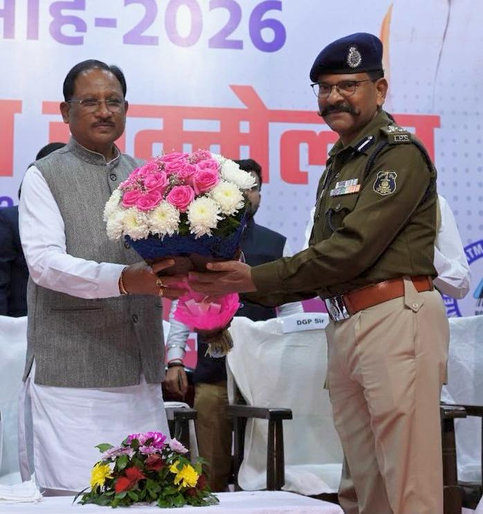 मुख्यमंत्री ने सराहा जनसेवा का मॉडल: DIG-SSP डॉ. लाल उमेद सिंह के ‘सात वचन’, ‘पुलिस मितान’ और सड़क सुरक्षा अभियान की पूरे प्रदेश में गूंज