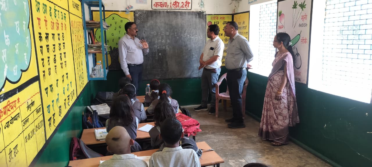 संयुक्त संचालक ने सूरजपुर जिले के विभिन्न परीक्षा केंद्रों का किया औचक निरीक्षण