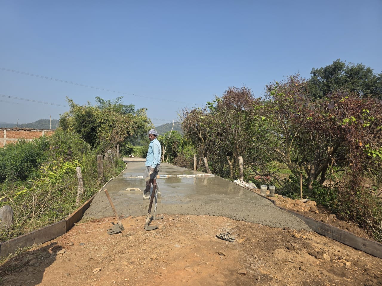 ग्राम पंचायत में सीसी रोड निर्माण में अनियमितता, ग्रामीणों ने लगाए गंभीर आरोप