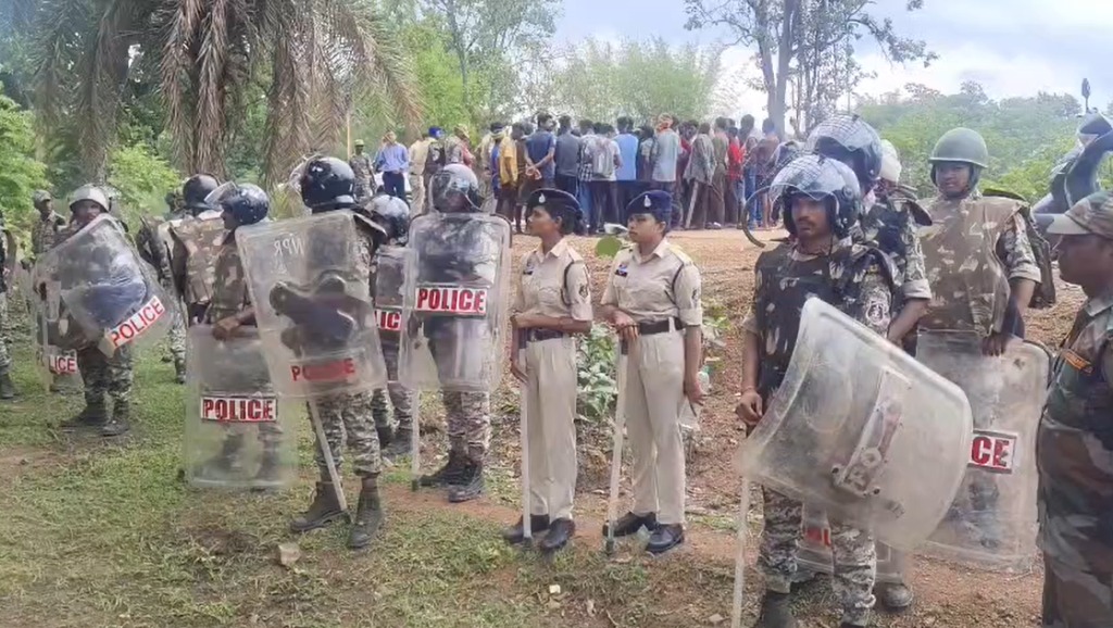  नारायणपुर में धर्मांतरण को लेकर फिर बवाल, गांव छोड़ने के फरमान के बाद भारी पुलिस बल तैनात