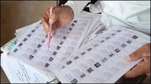 भाजपा पार्षद पर बीएलओ को धमकाने का आरोप,डरी-सहमी मौके पर ही फफककर रो पड़ी