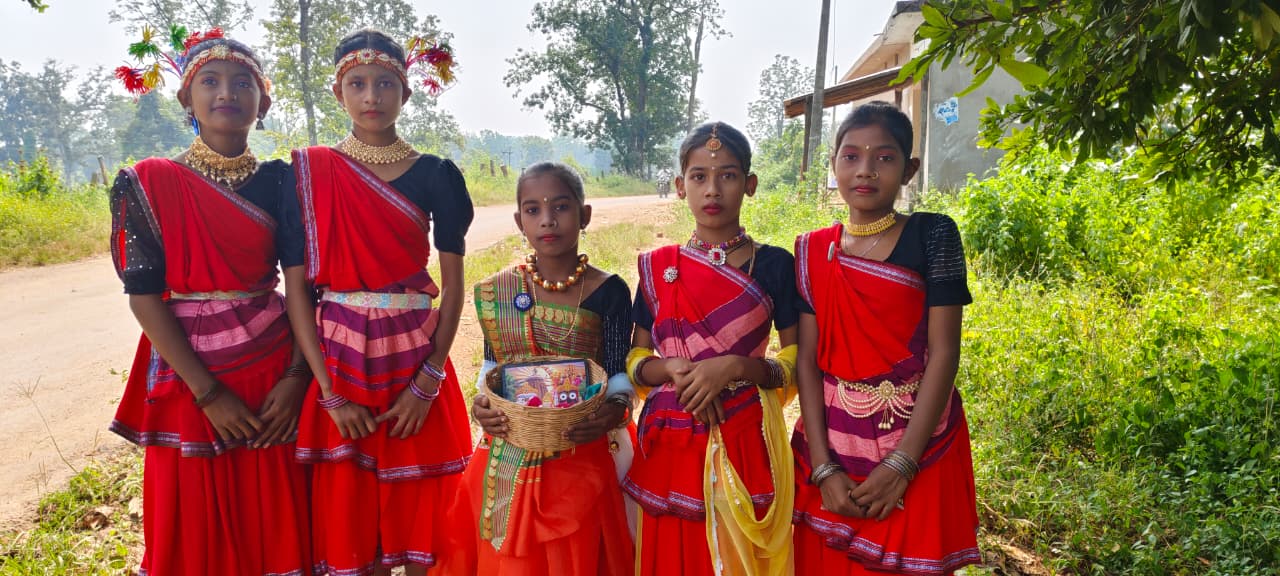 छुरा अंचल में दीपावली की रौनक, सुआ नृत्य की थाप पर झूमीं ग्रामीण युवतियां— पारंपरिक लोक संस्कृति के रंग में रंगा गांव-गांव का माहौल