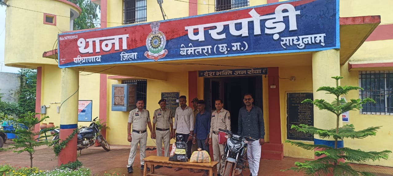 आबकारी एक्ट के एक प्रकरण में दो आरोपियों के कब्जे से 105 पौवा देशी प्लेन शराब जप्त