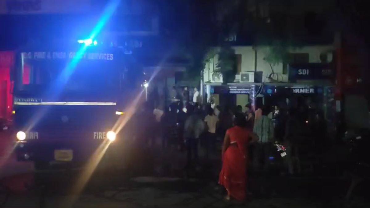 SBI बैंक में लगी भीषण आग, मची अफरा-तफरी, फायर ब्रिगेड की टीम ने संभाला मोर्चा