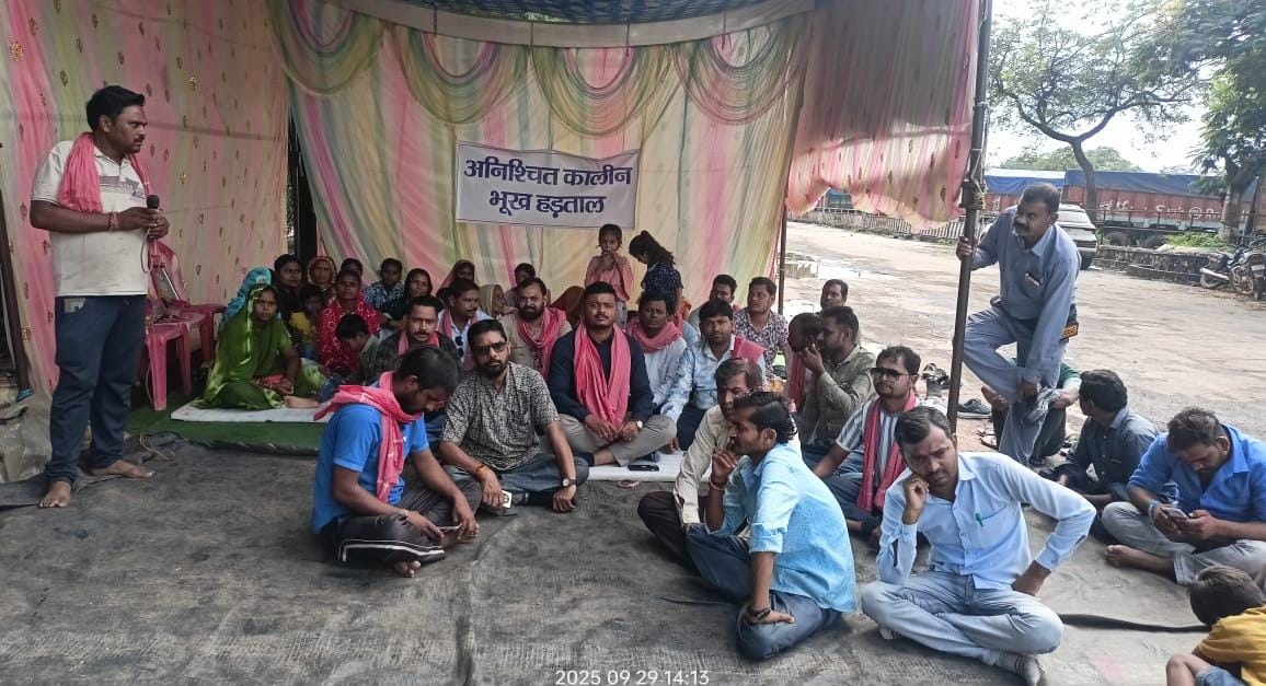 तिल्दा: बैकुंठ के कुंद्र,बहेसर और टंडवा गांव में मजदूरों का फूटा गुस्सा, 150 स्थानीय बहादुरों को किया गया काम से बाहर, भूख हड़ताल पर बैठे 5 मजदूर
