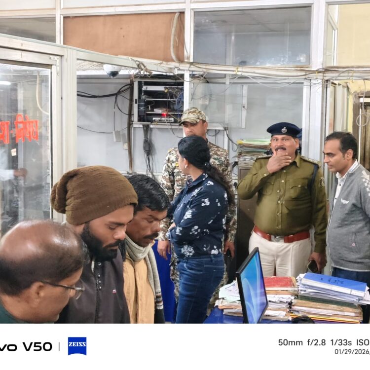 पुलिस प्रशासन कोरिया द्वारा किया गया बैंकों का औचक निरीक्षण 
