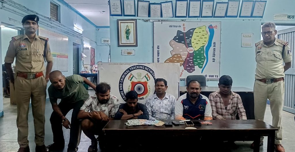 सुलभ शौचालय बना जुए का अड्डा! पुलिस ने 6 जुआरियों को रंगे हाथ दबोचा