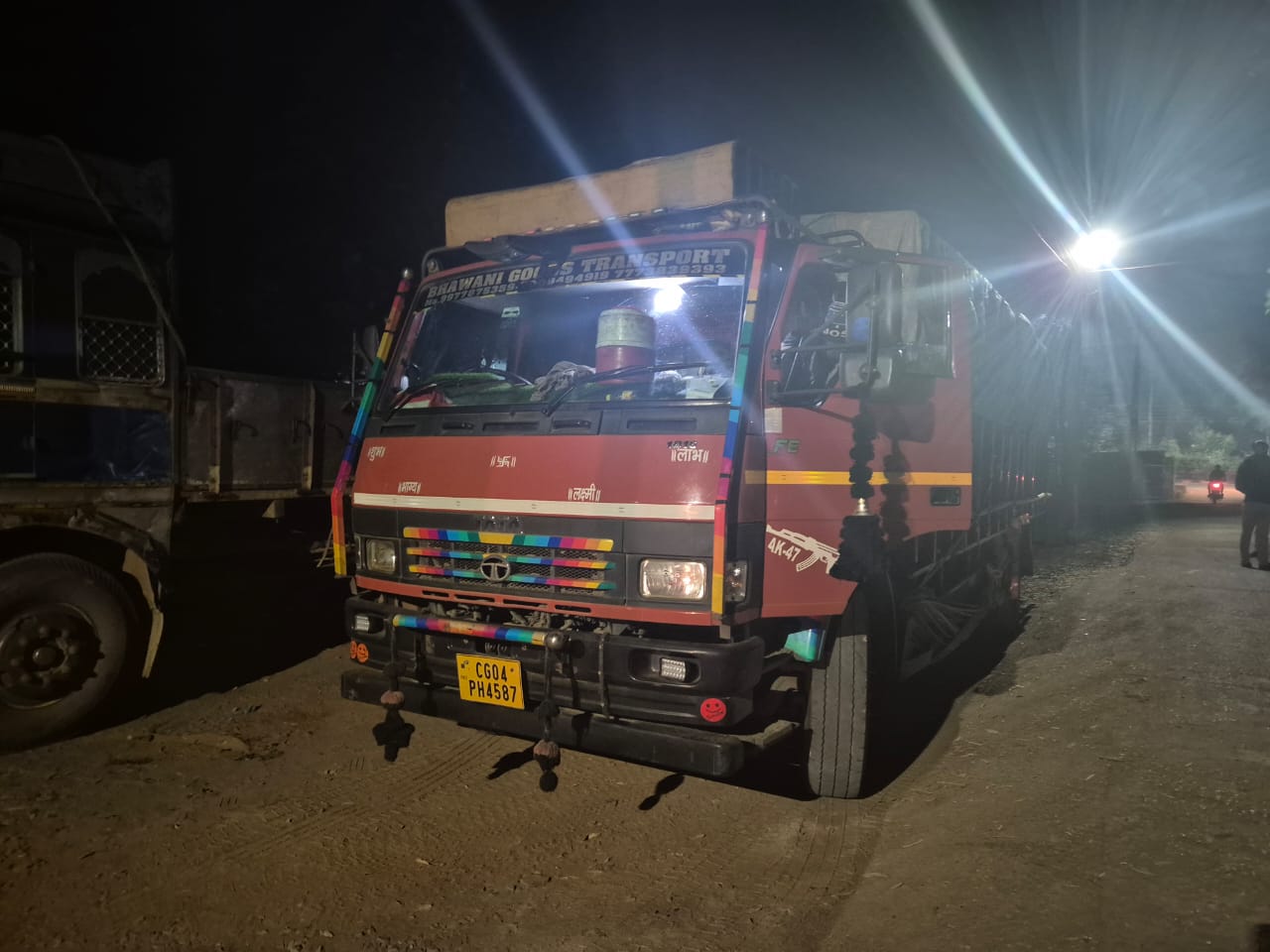 दंतेवाड़ा से अवैध परिवहन की जा रही सेमल लकड़ी जांच के दौरान पकडाई कोंडागांव में