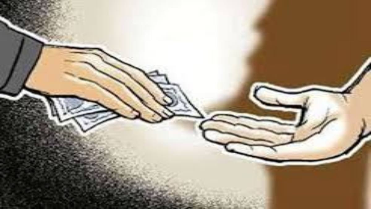 नायब तहसीलदार रंगे हाथों रिश्वत लेते पकड़ाया 