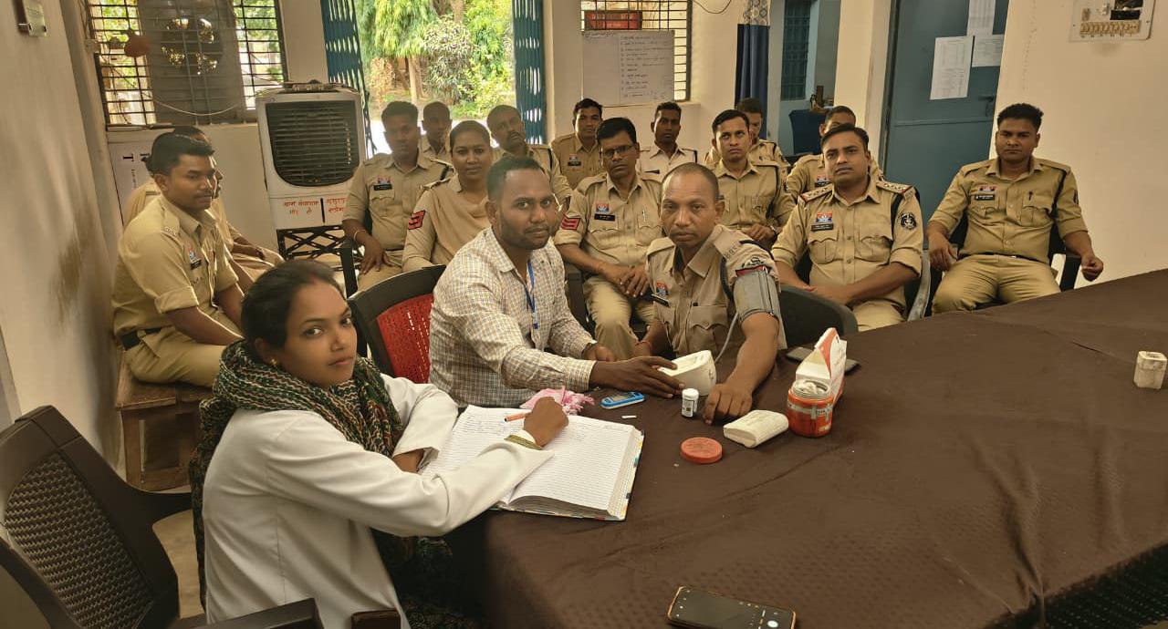 स्वस्थ पुलिस, सशक्त पुलिसिंग: दुधावा में 34 पुलिसकर्मियों का हुआ हेल्थ चेकअप