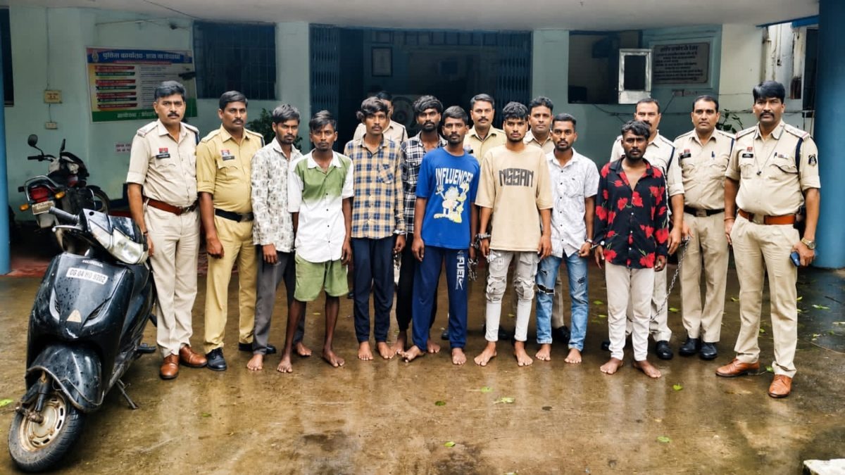 धमतरी में लूट की सनसनीखेज वारदात का खुलासा, अंतरराज्यीय गिरोह के 8 आरोपी गिरफ्तार; स्कूटी-मोबाइल समेत कार बरामद