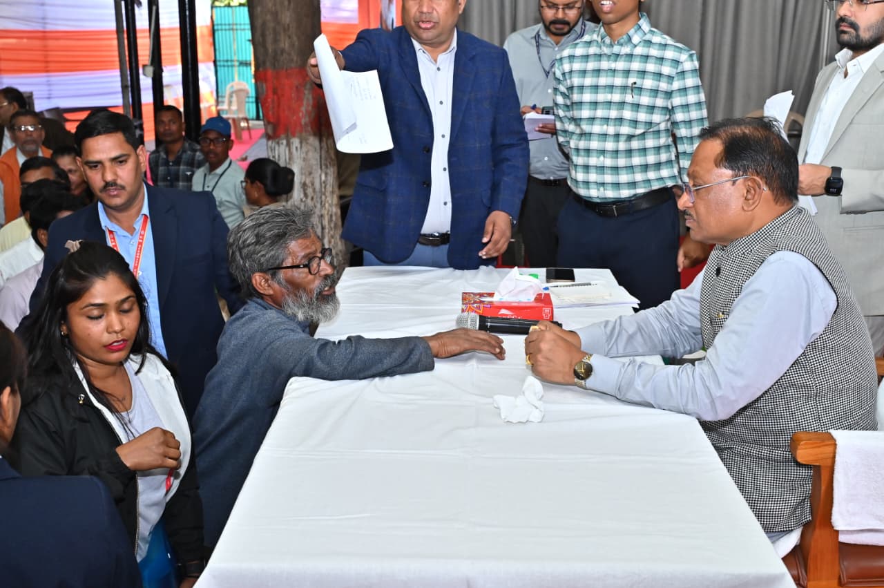 60 वर्षीय अविवाहित श्रमिक हनुमंत राव का नहीं बना था राशन कार्ड,मुख्यमंत्री ने जनदर्शन में तत्काल राशन कार्ड बनाने के दिए निर्देश