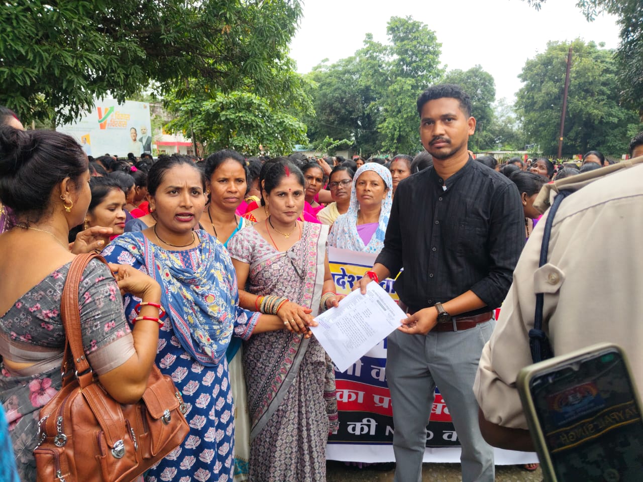 प्रदेश स्वास्थ्य मितानिन संघ रायपुर एवं प्रशिक्षक कल्याण संघ, द्वारा राज्य स्तरीय अनिश्चित कालीन हड़ताल धरना प्रदर्शन