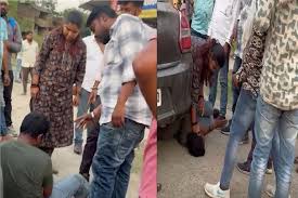कोरबा में बीच सड़क विवाद : भाजपा नेत्री ने आदिवासी किसान को मारा,सोशल मीडिया पर वायरल हुआ वीडियो