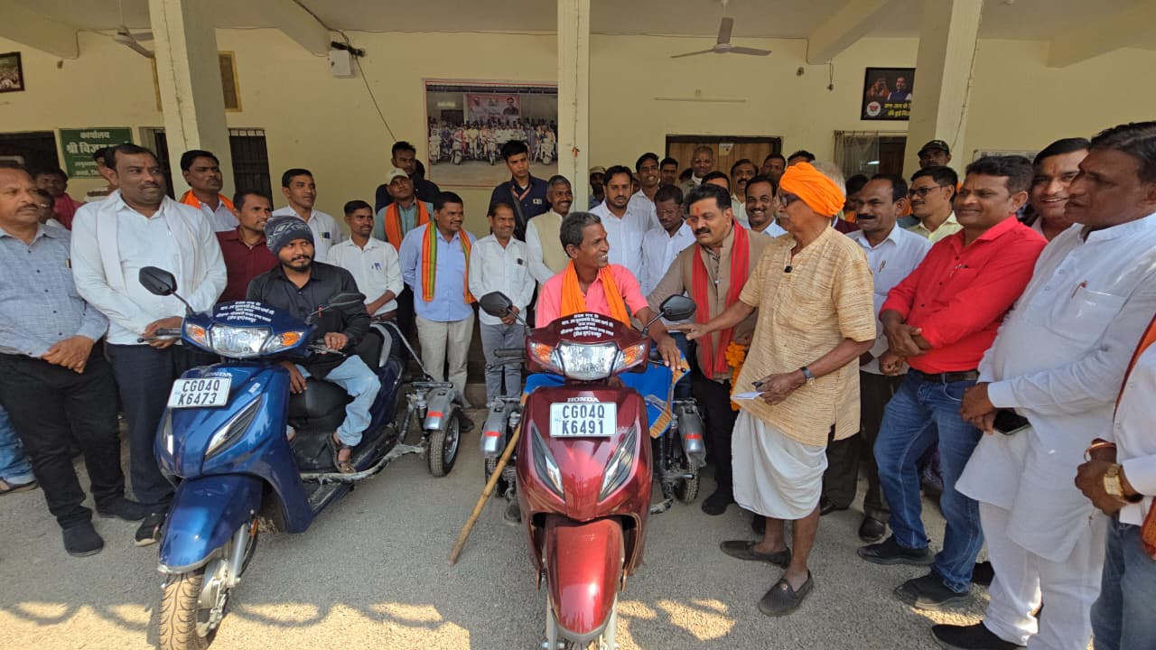 उपमुख्यमंत्री विजय शर्मा की तत्परता से दो दिव्यांगों को मिली स्कूटी