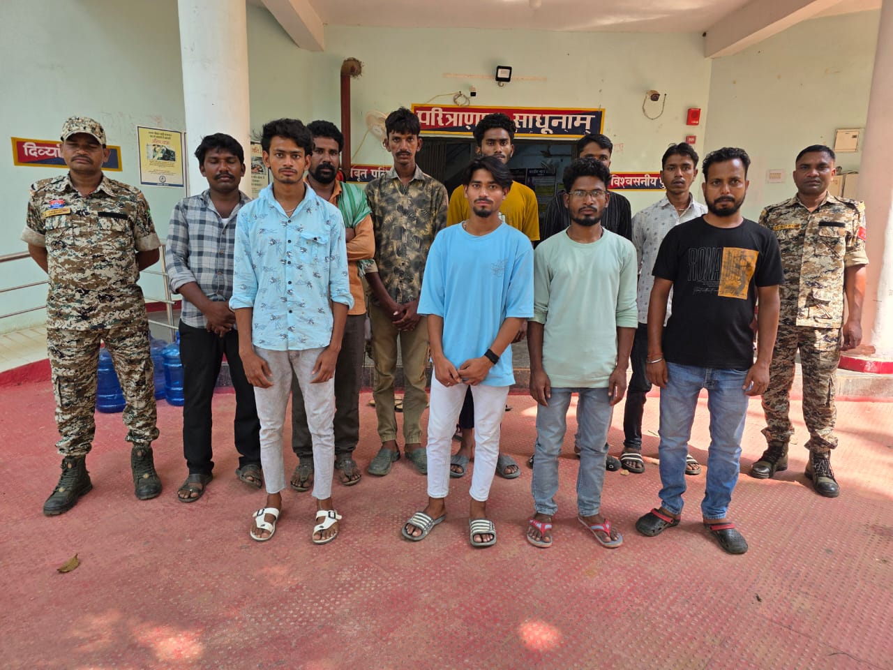 चेकिंग के दौरान दूसरे राज्यों से आए संदिग्ध व्यक्तियों के ऊपर की गई कार्यवाही