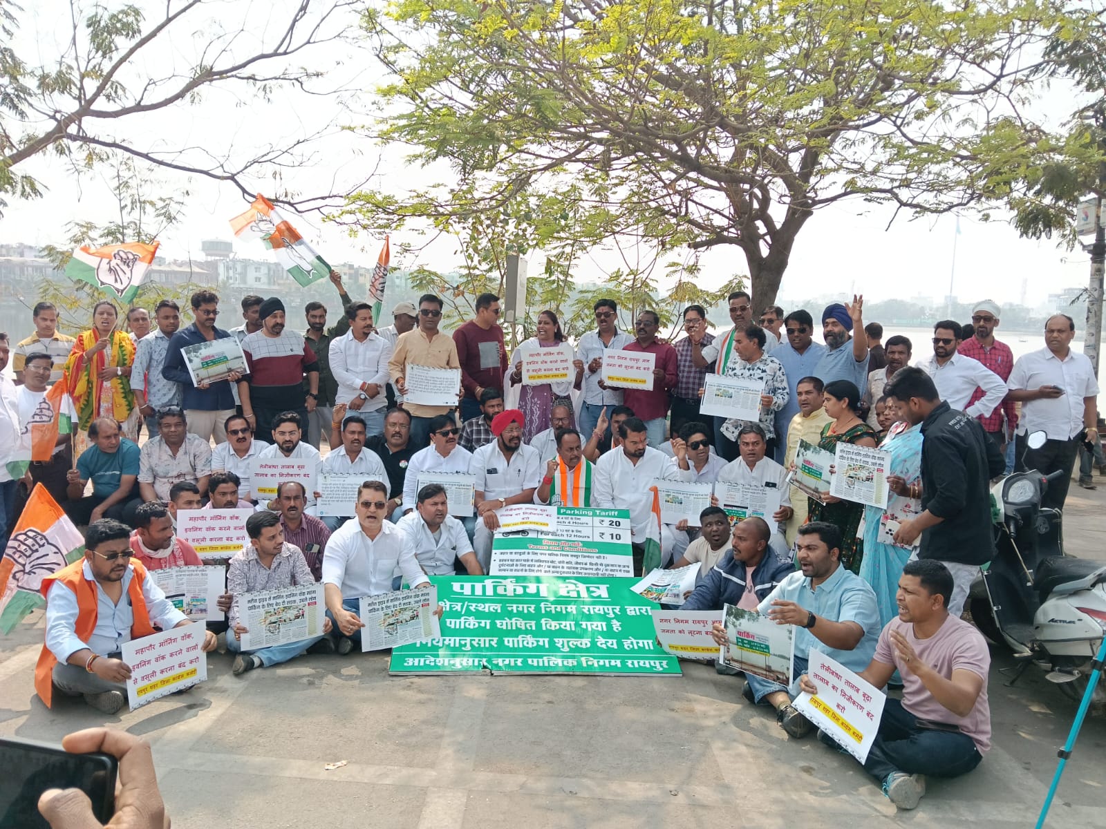 शहर जिला कांग्रेस कमेटी के अध्यक्ष श्रीकुमार शंकर मेनन के नेतृत्व में मरीन ड्राइव के सामने जोरदार धरना प्रदर्शन 
