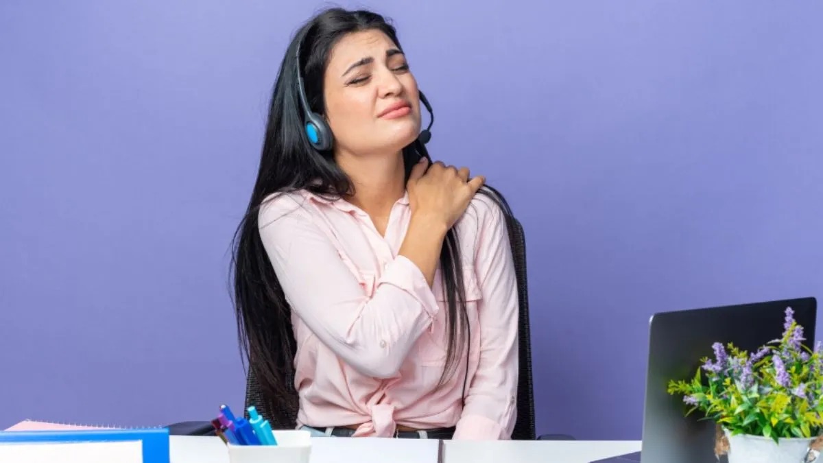 डेस्क जॉब से बढ़ रहा सर्वाइकल का दर्द? कुर्सी पर बैठे-बैठे करें ये 4 आसान एक्सरसाइज
