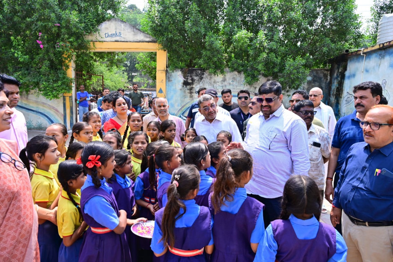 बच्चों के बीच मंत्री: Gajendra Yadav ने पढ़ाई और सुविधाओं का लिया जायजा
