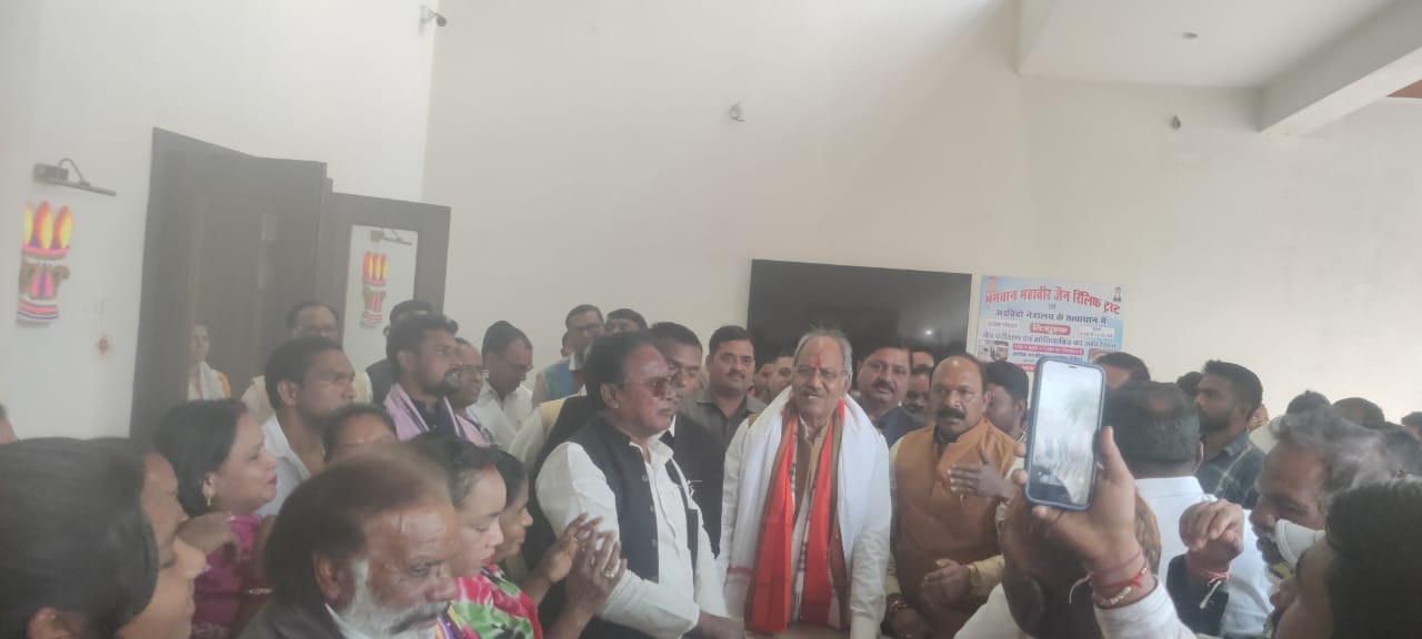 दुर्गा नगर (शांति नगर) के झुग्गीवासियों के पुनर्वास के मुद्दे पर पूर्व मंत्री एवं वर्तमान सांसद बृजमोहन अग्रवाल ने दिया आश्वासन