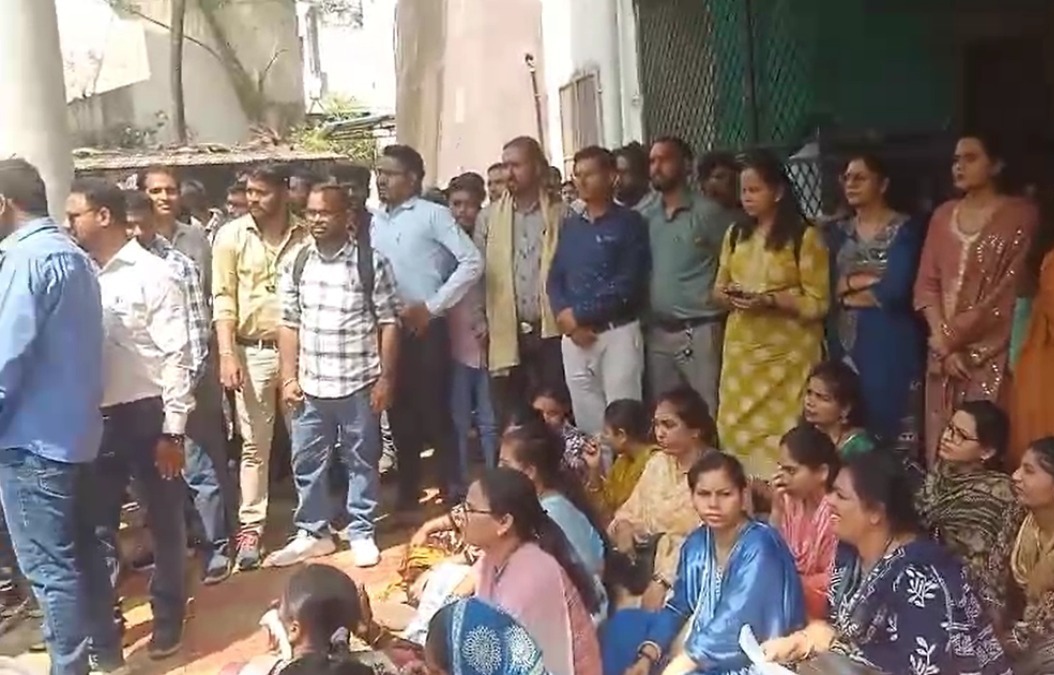 समग्र शिक्षा कार्यालय के बाहर व्यावसायिक शिक्षकों का हल्ला बोल, ठेका कंपनियों के खिलाफ जोरदार प्रदर्शन