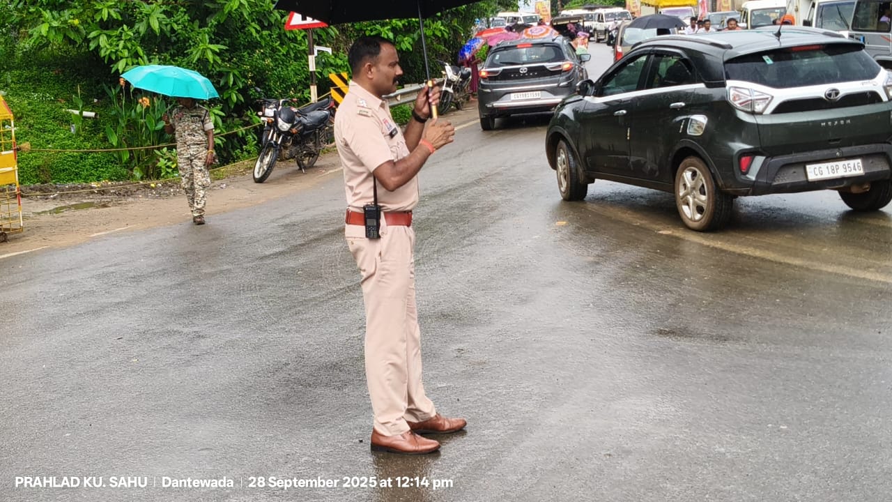 दंतेवाड़ा में शारदीय नवरात्रि के दौरान यातायात पुलिस की अनुकरणीय व्यवस्था