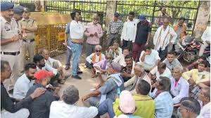 दुर्ग में बिजली टावर परियोजना से प्रभावित किसानों का प्रदर्शन,मुआवजा में कटौती से आक्रोश