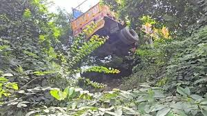 Keshkal Ghat : बड़ी दुर्घटना टली ,ट्रक अनियंत्रित होकर घाटी में लटका