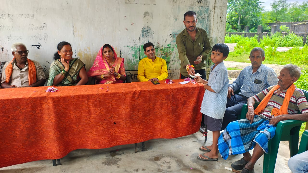 कक्षा 5 वी 8 वी में प्रथम आने पर किया गया सम्मानित 