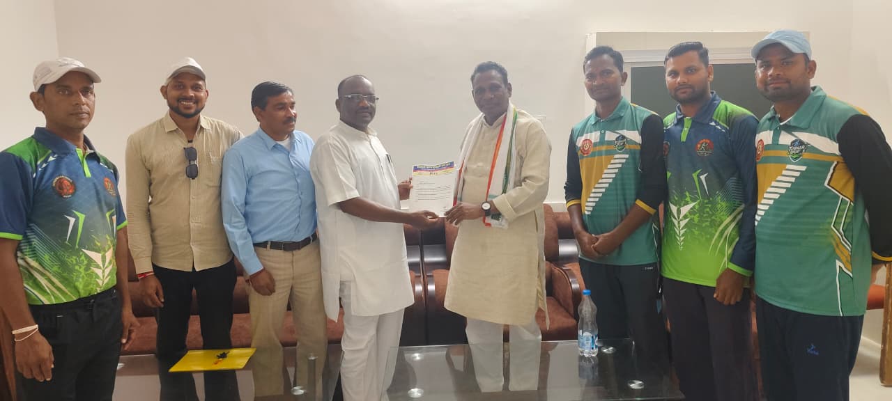 विकासखण्ड कबड्डी संघ छुरा के खिलाड़ियों ने विधायक जनक ध्रुव से की मुलाकात
