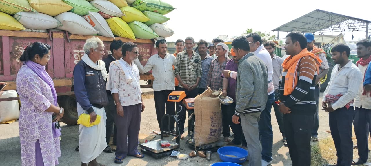 बेमेतरा जिले में धान खरीदी रफ्तार पर, खरीदी के दूसरे दिन 129 केंद्रों में 19,172 क्विंटल धान की ऐतिहासिक खरीदी