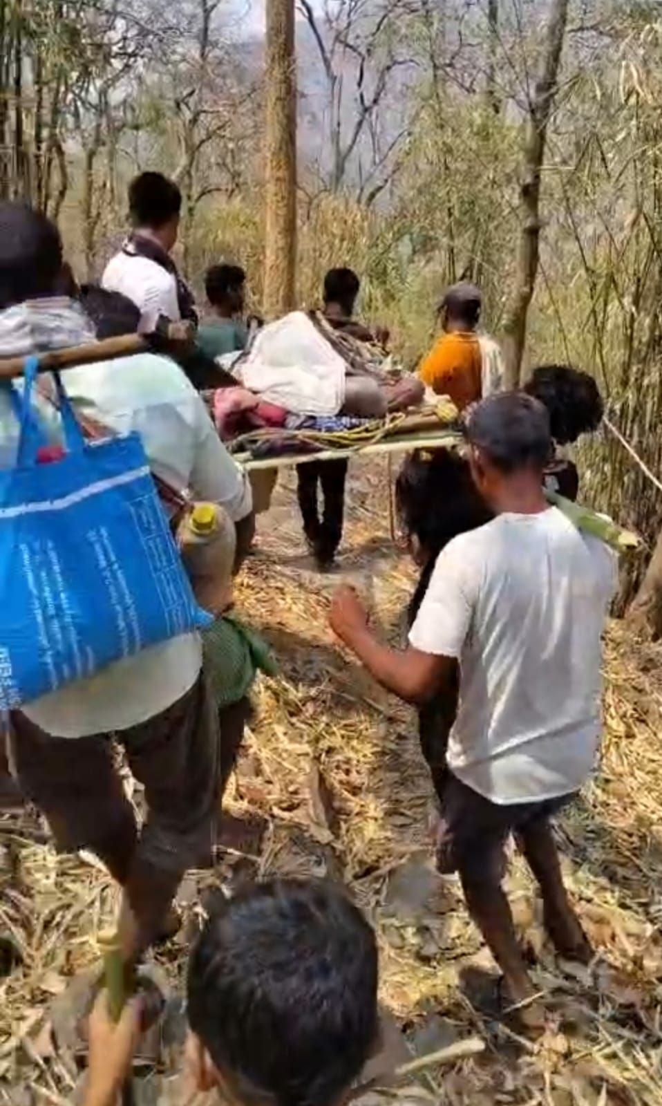 17 किमी खाट पर ढोया मरीज: गरियाबंद में स्वास्थ्य व्यवस्था की खुली पोल
