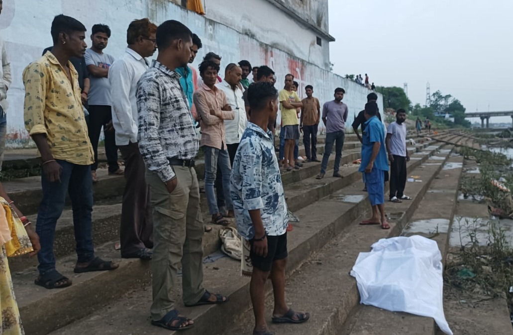  अपनी जान देकर बचाई दो मासूमों की जिंदगी, महानदी से मिला बहादुर युवक का शव
