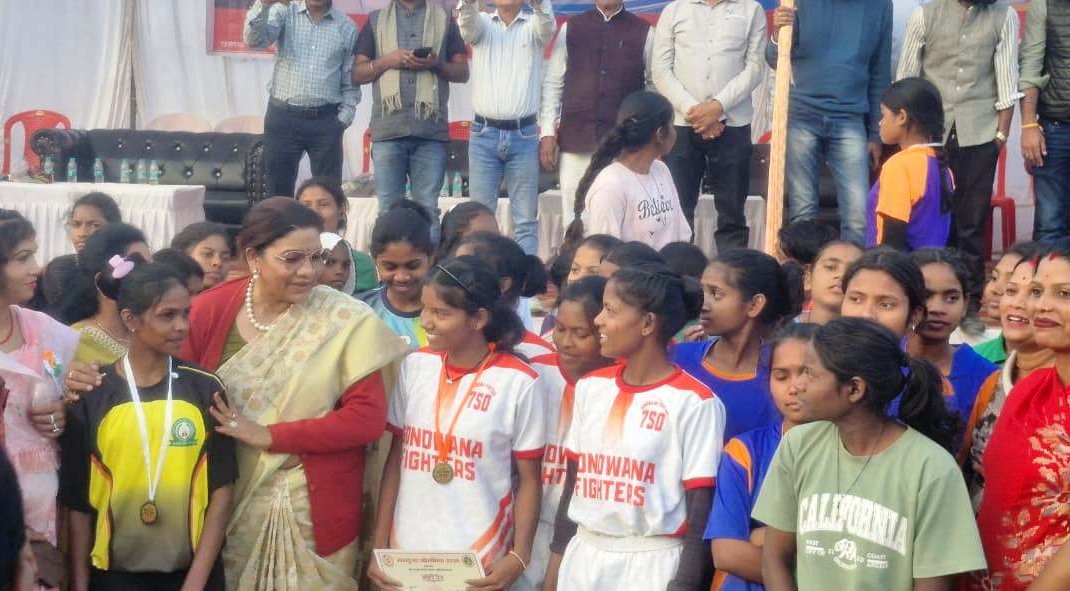 सद्भभावना स्टेडियम नई लेदरी में युवाओं ने दिखाई खेल प्रतिभा,रेणुका सिंह ने खिलाड़ियों को किया सम्मानित