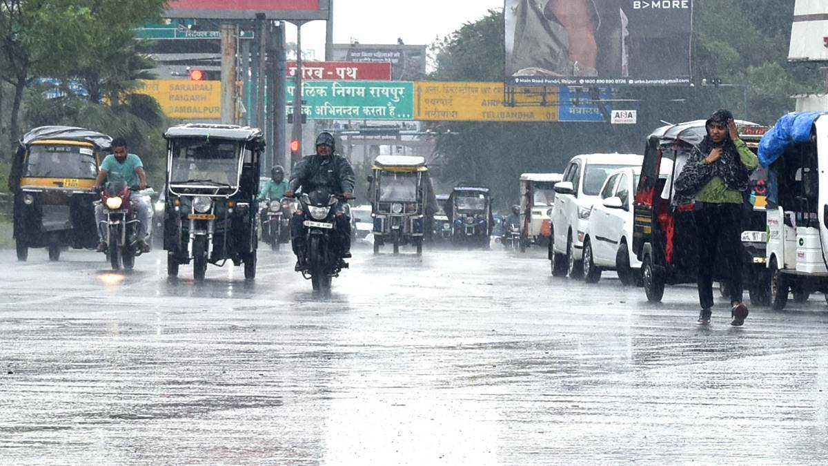  रात में बदला मौसम का मिजाज, रायपुर सहित कई क्षेत्रों में हुई बारिश