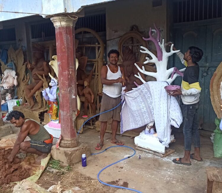 गणेश प्रतिमाओं को दिया जा रहा अंतिम रूप