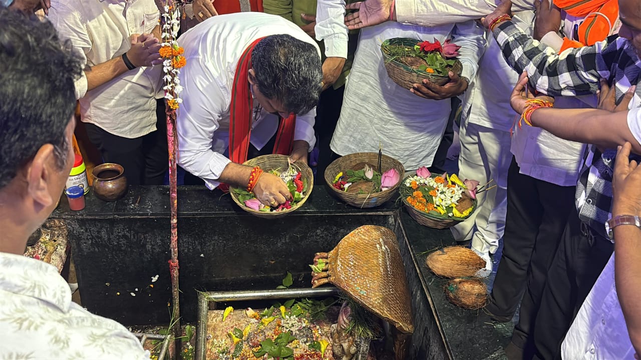 उप मुख्यमंत्री  विजय शर्मा ने पंचमुखी बूढ़ा महादेव मंदिर में किया जलाभिषेक, आरती कर मांगी प्रदेशवासियों के लिए सुख-समृद्धि की कामना