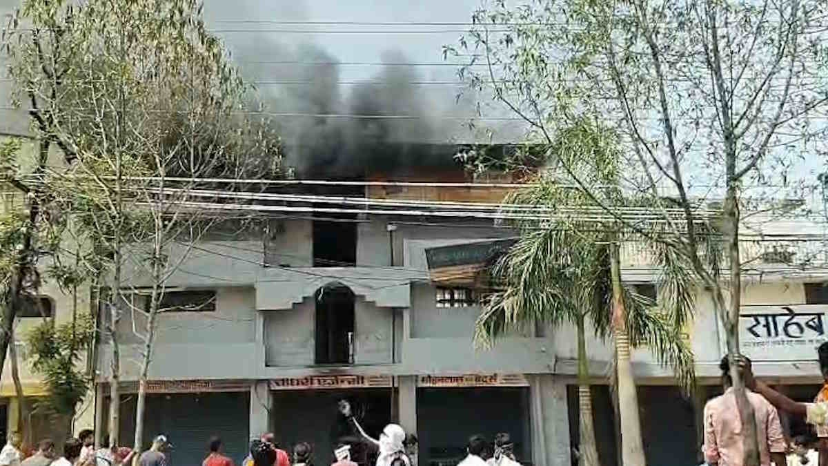 एक चिंगारी और लाखों का नुकसान! बिलासपुर की थोक तेल दुकान में भीषण आग