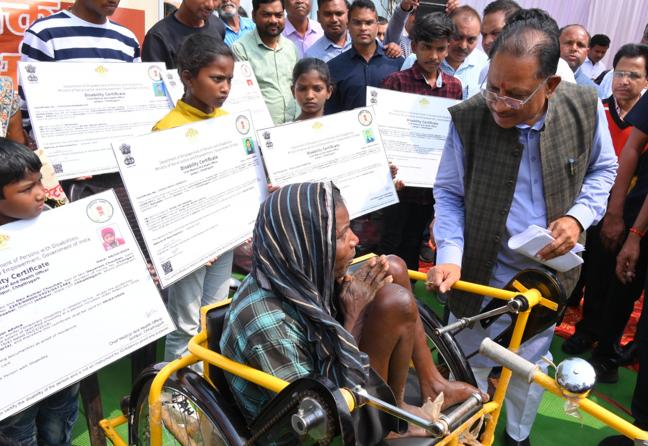 सशक्त जशपुर के अंतर्गत मुख्यमंत्री विष्णुदेव साय ने सामग्री का किया वितरण