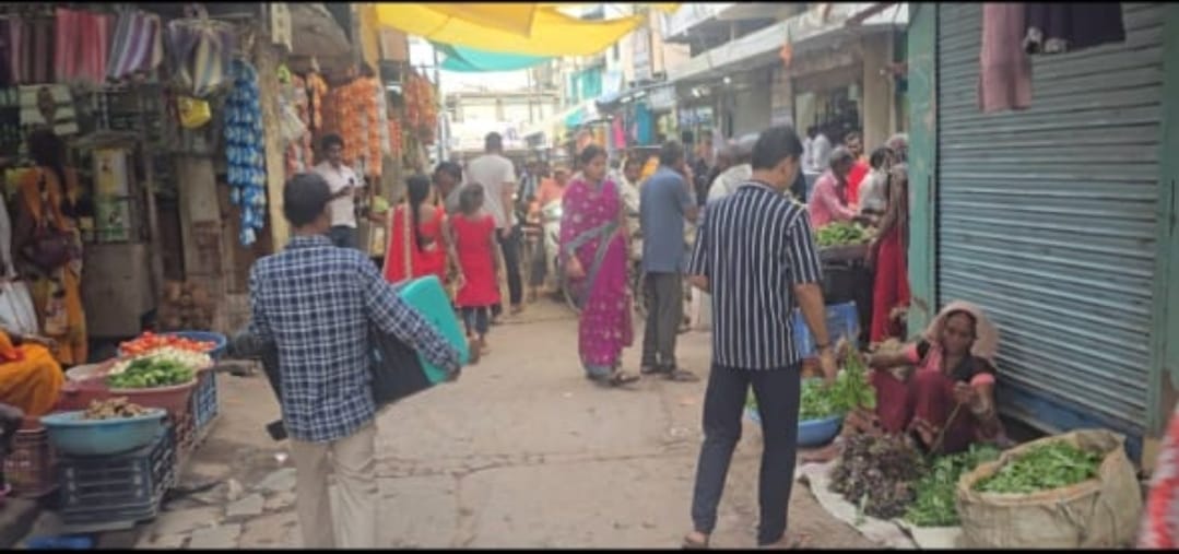 मुंगेली नगर में ठेले-गुमटी और अवैध पार्किंग से बिगड़ी ट्रैफिक व्यवस्था, आमजन परेशान