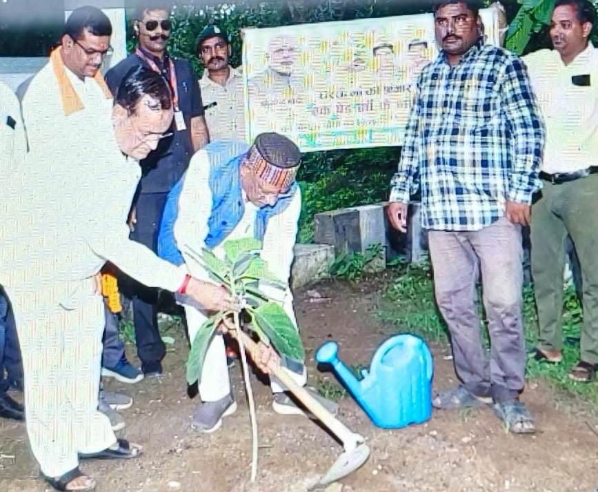 मुख्यमंत्री ने सर्किट हॉउस कसडोल में लगाया बरगद का पौधा