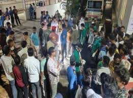 रामकृष्ण अस्पताल हादसा: टैंक साफ करने गए 3 सफाईकर्मियों की जान गई, परिजनों का प्रदर्शन