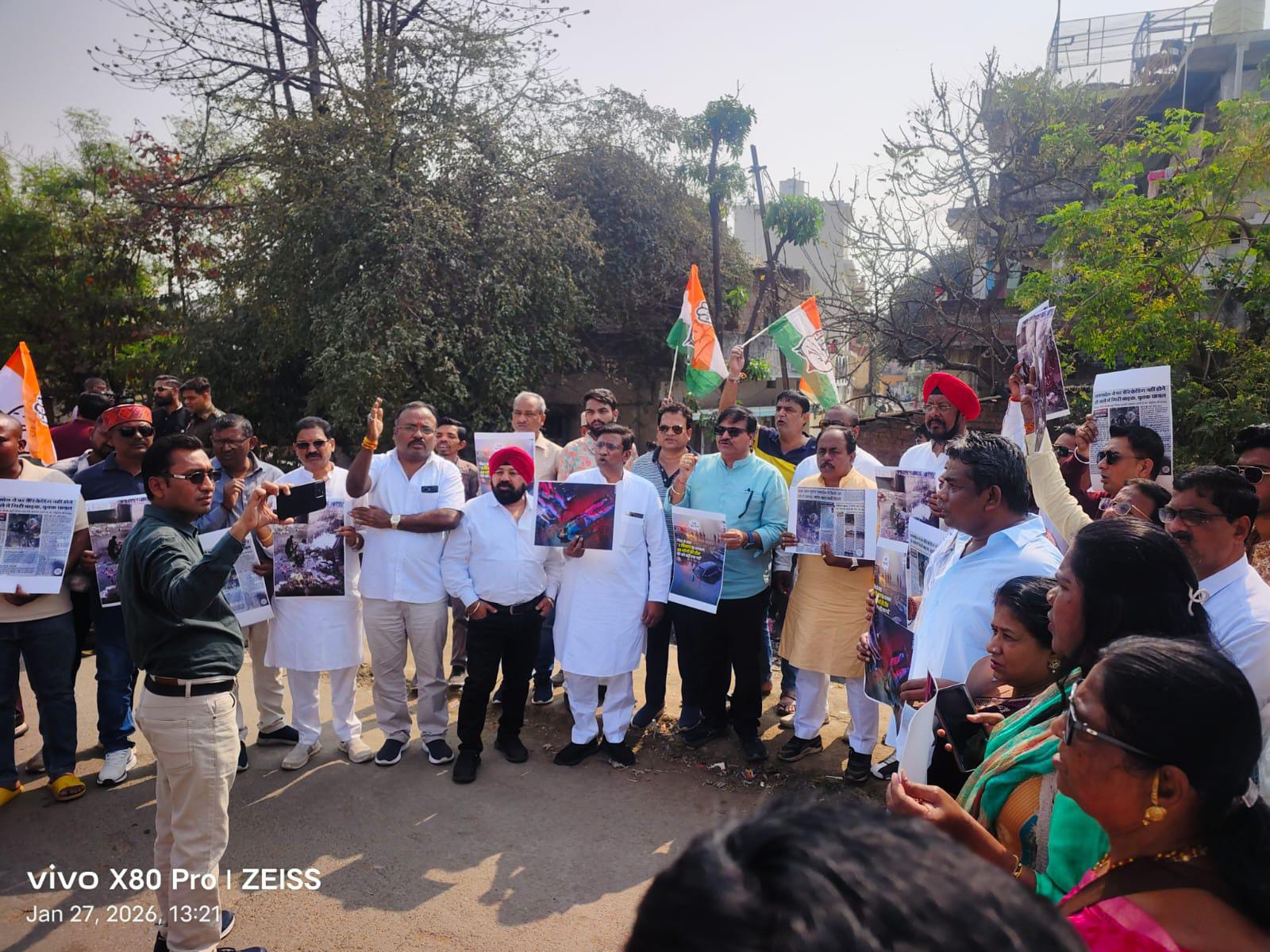 एक्सप्रेस हाईवे पर जानलेवा डेंजर टेप व नालों को लेकर कांग्रेस का जोरदार प्रदर्शन