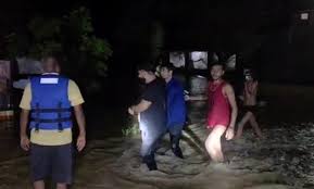  पुलिस और ग्रामीणों की तत्परता से टला बड़ा हादसा,पुल पर बहाव में फंसी कार, रेस्क्यू कर बचाई गई जान