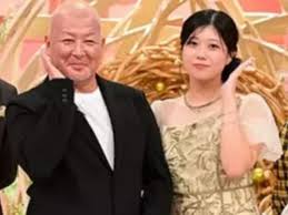 अजब प्रेम की गजब कहानी : बचपन में जिस अंकल की गोद में खेली, बड़ी होकर उसी से कर ली शादी