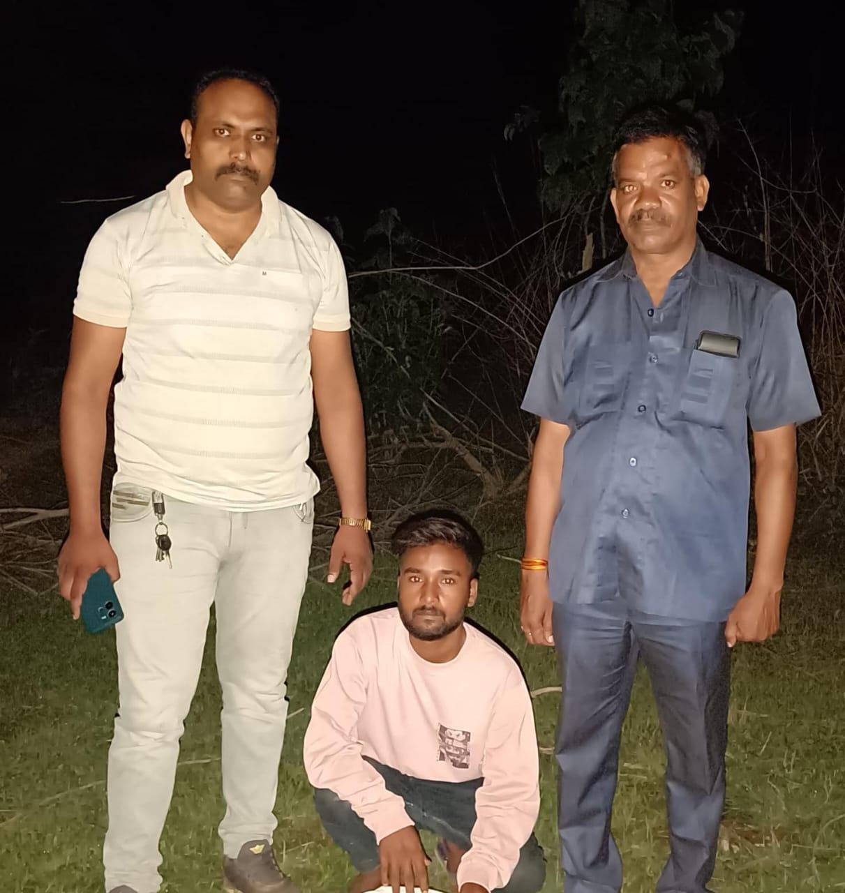 डोंगरगांव पुलिस ने शराब कोचिया को रंगे हाथों शराब बिक्री करते पकडा 