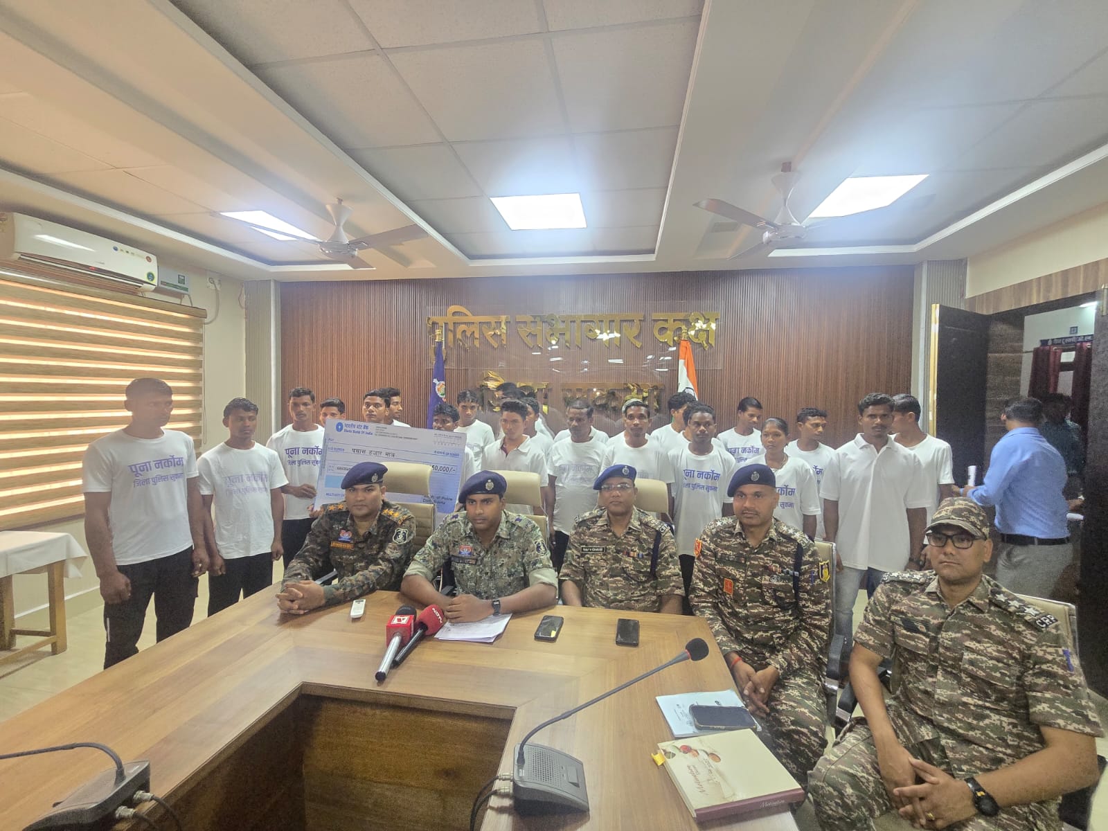 माओवादी संगठन को एक और बड़ा झटका,22 नक्सलियों ने किया सरेंडर