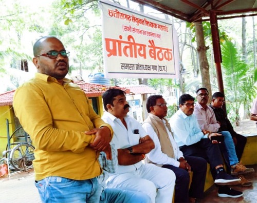 मांग पूरी नहीं हुई तो अनिश्चितकालीन हड़ताल पर जाएंगे रसोइया और सफाई कर्मचारी